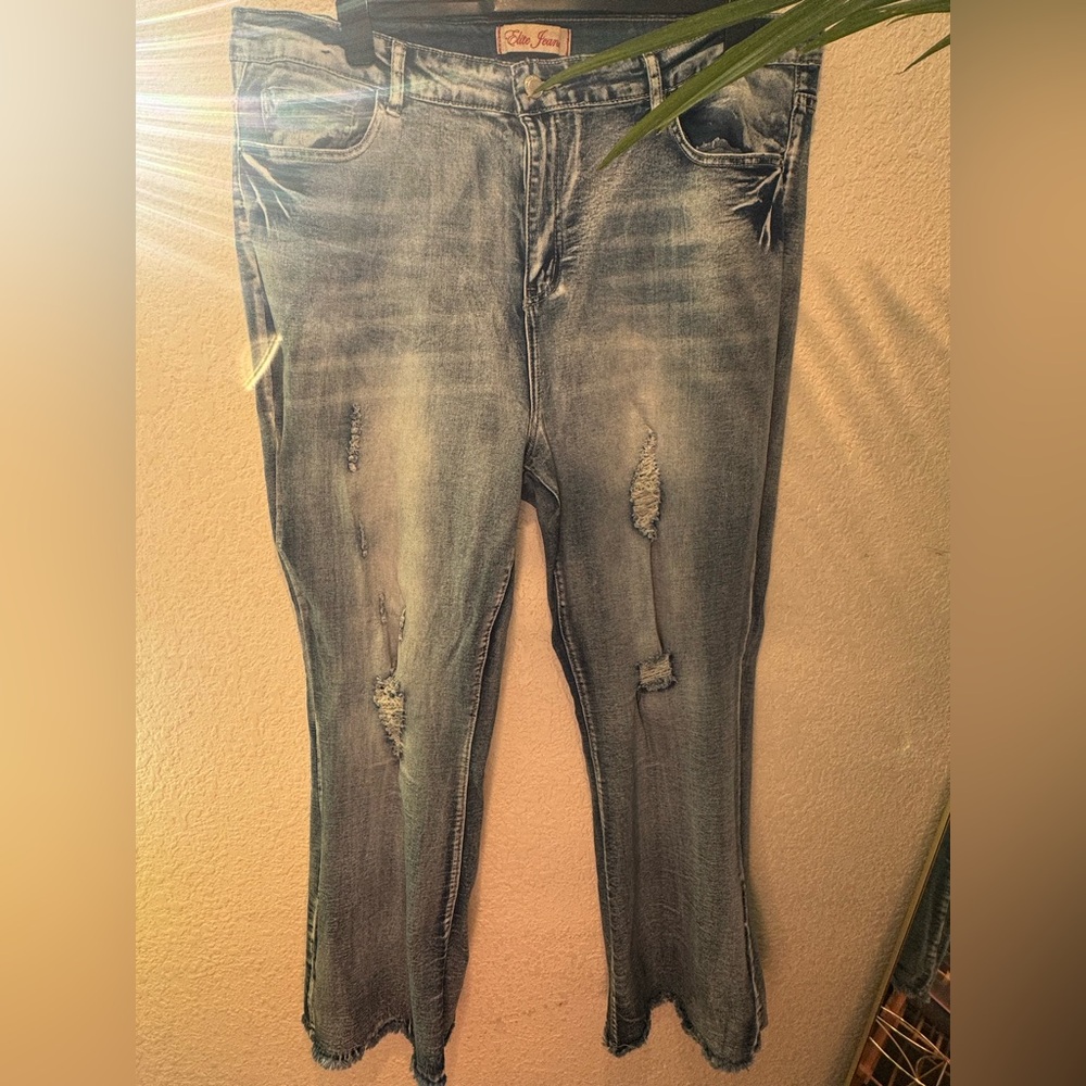 Distressed flare Jean